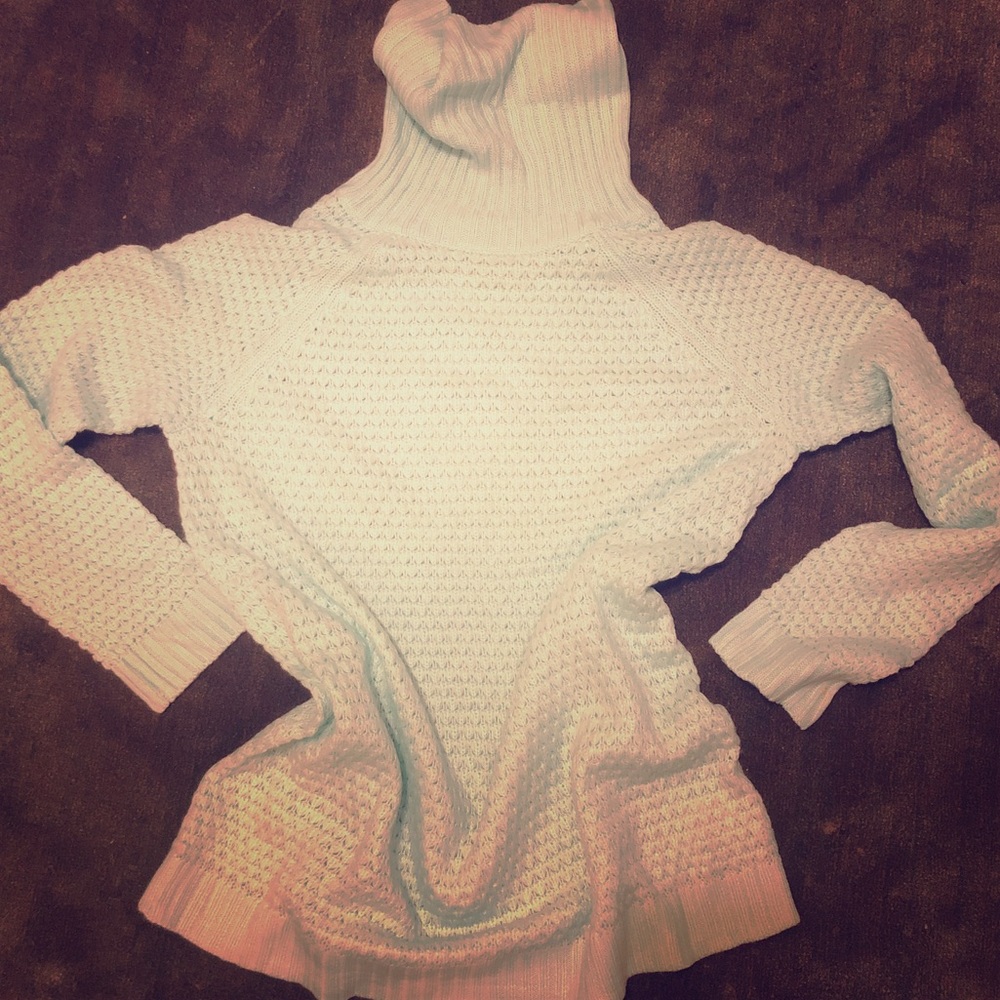 • Faded Glory turtleneck •